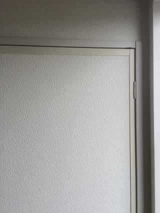 縁(ふち)も白いので壁紙ともマッチします。